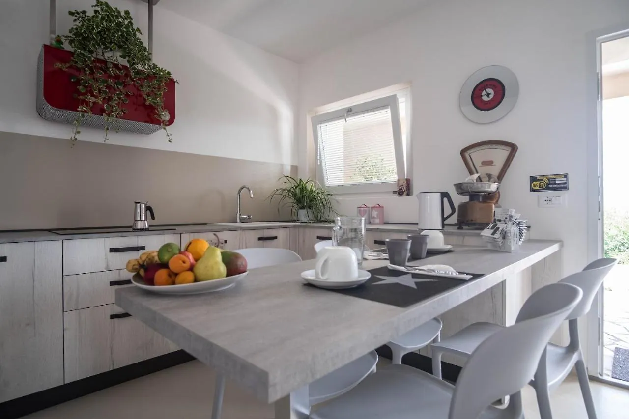 Mini Amina Apartment Feltre 0*,